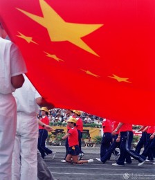 《伤残人在祖国怀抱中》-成贵民 摄