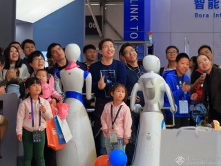 《吸引眼球的机器人表演》-徐瑞康 摄