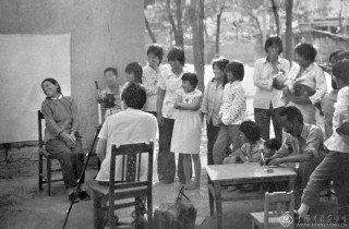 《一代身份证拍照》-刘一心 摄