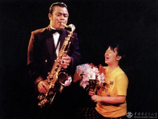 《用泪谱写的爱》-马连胜 摄