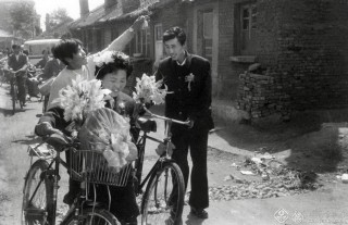 《自行车迎亲》-梁达明 摄