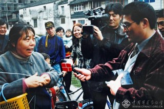 组照—王秋抗-五位摄影家救古镇。浙江电视台等多家媒体闻讯也立刻聚焦安昌。钱江晚报连续跟踪报道,浙江政报也予以报道。