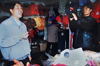 组照—王秋抗-五位摄影家救古镇。中央电视台相约五位摄影家迅速赶到安昌进行采访。(原版照片)