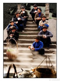 组照—王秋抗-五位摄影家救古镇。当年,这顶桥上每天清晨是这样的情景。