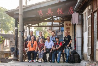组照—王秋抗-五位摄影家救古镇。秀英年事已高,早已做不动了。