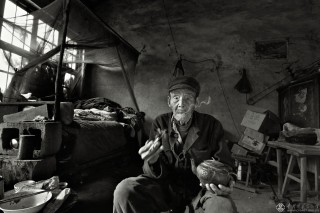 烟茶不离手(2011 山东)Drinking with a cigarette(2011 Shandong)