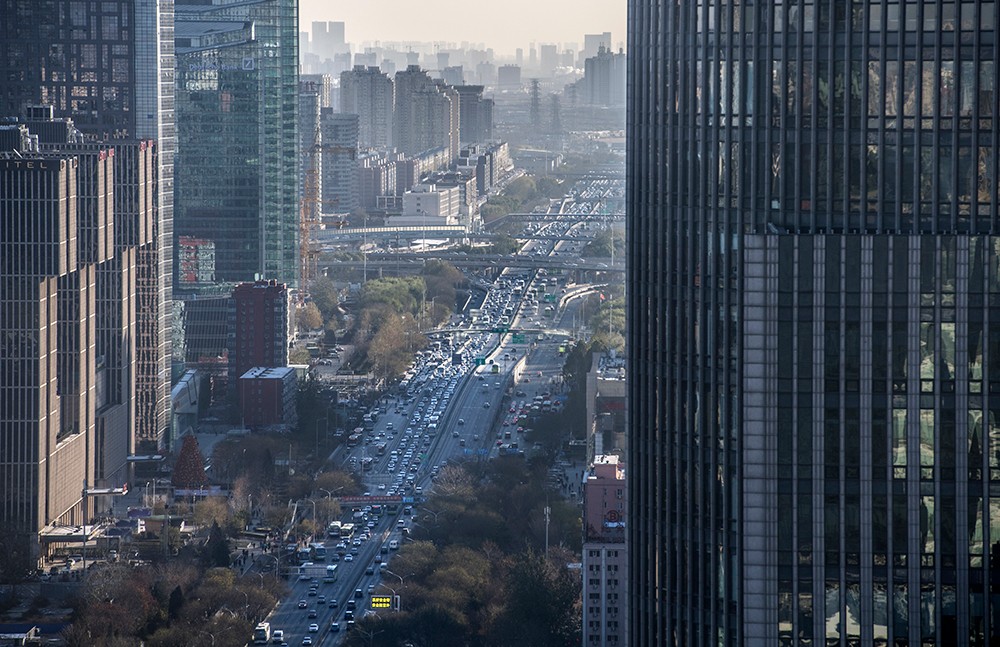 繁忙的北京西长安街。截止2018年4月，北京的机动车保有量已达596.8万辆。2018年.jpg