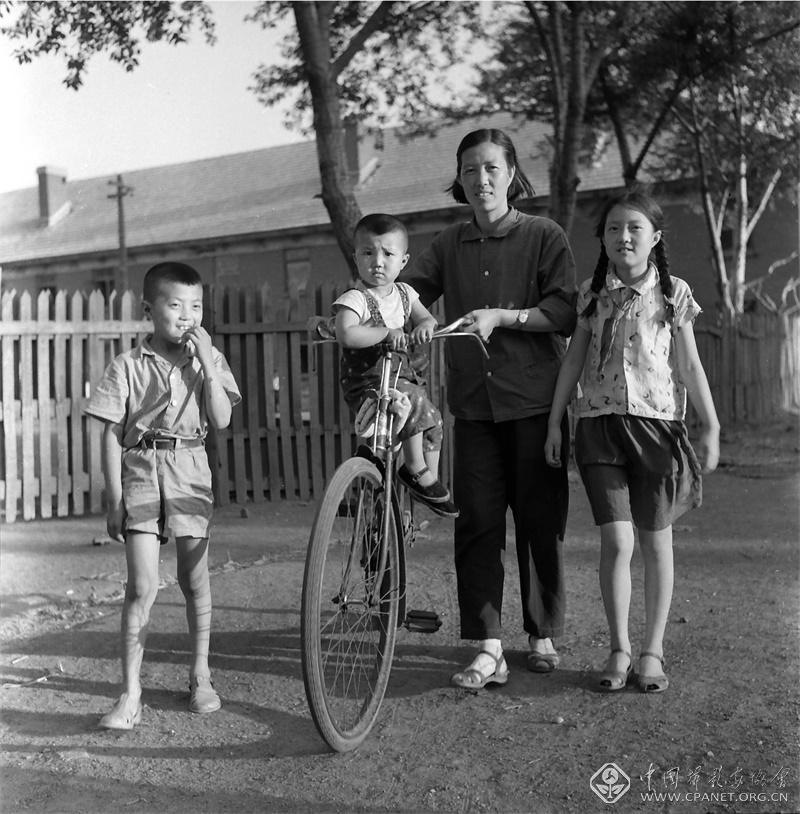 1965年，我的三个孩子在沈阳铁西区南十马路住处院中。张甸 摄.jpg