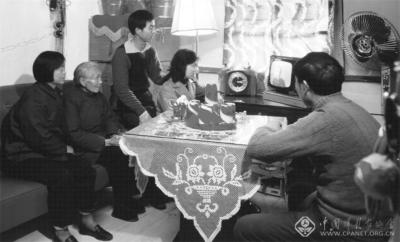 1981年，上海一家人晚饭后聚在黑白电视机前观看电视剧。陆杰 摄.jpg
