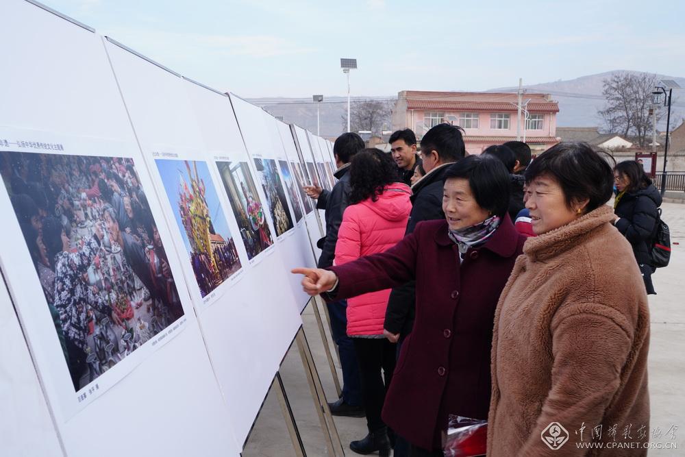 12.隴城鎮(zhèn)村民觀看展覽。胡建忠攝.JPG