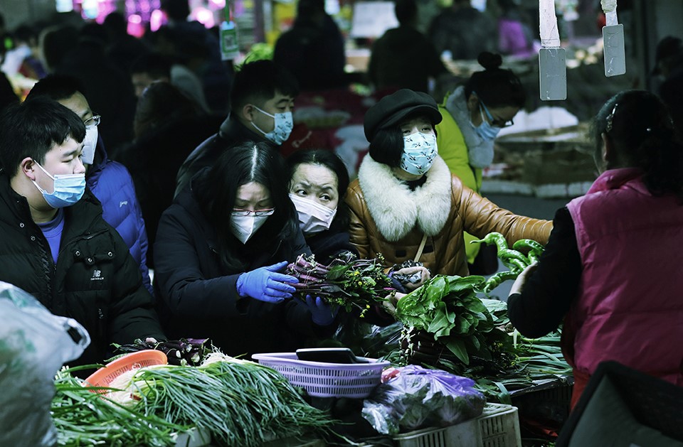 2.2020年1月23日，武汉“封城”第1天，在武汉星悦城生鲜市场，市民在购买生鲜蔬菜。10点开始买菜的人多了起来。当日，武汉正式封城。——《长江日报》邱焰摄.jpg