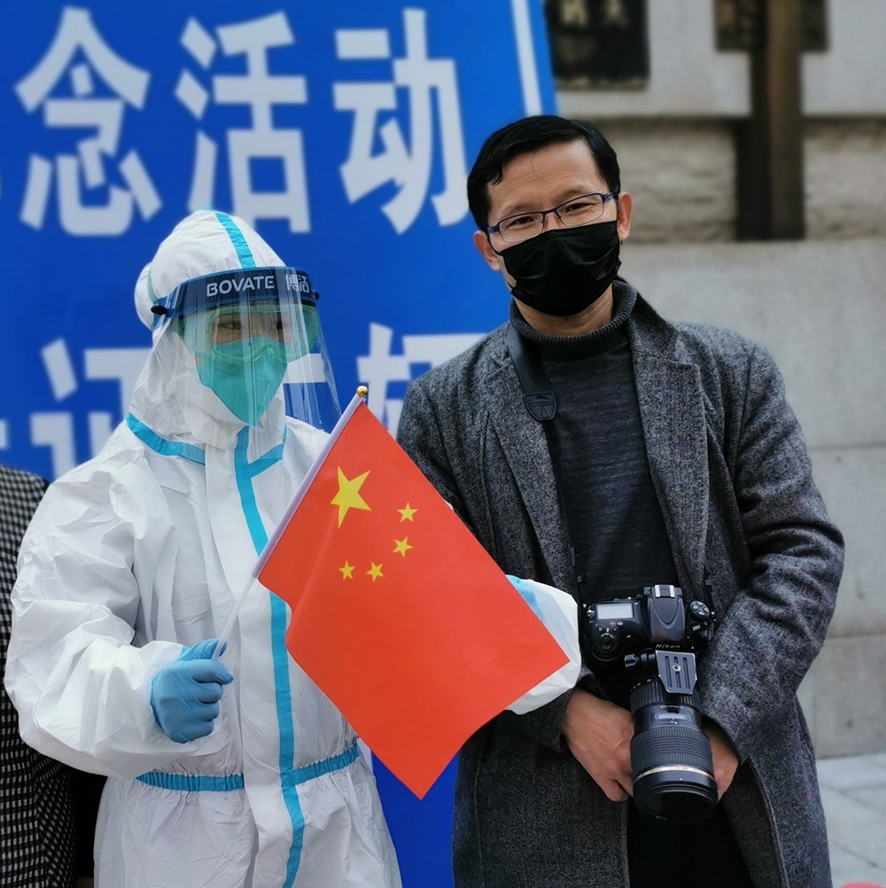 2020年4月4日，摄影家程序在武汉抗疫一线与医护人员在一起。程序 供图.jpg