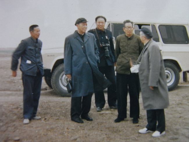 1987年4月25日，老八路摄影代表团到河北访问，这是在白洋淀淀底参观。左二起：石少华、李英杰、安新县委书记、罗光达。.jpg