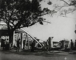 赵羡藻《海珠桥畔,广州》1949年