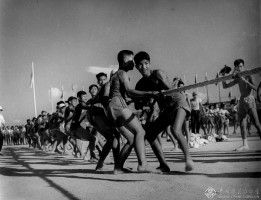 赵羡藻《培正拔河队,广州》 1950年