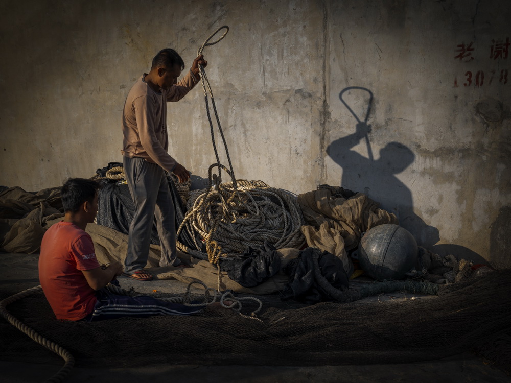 5、海口市美兰区的渔民整理出海前捕鱼用的船绳。颜劲松摄.jpg