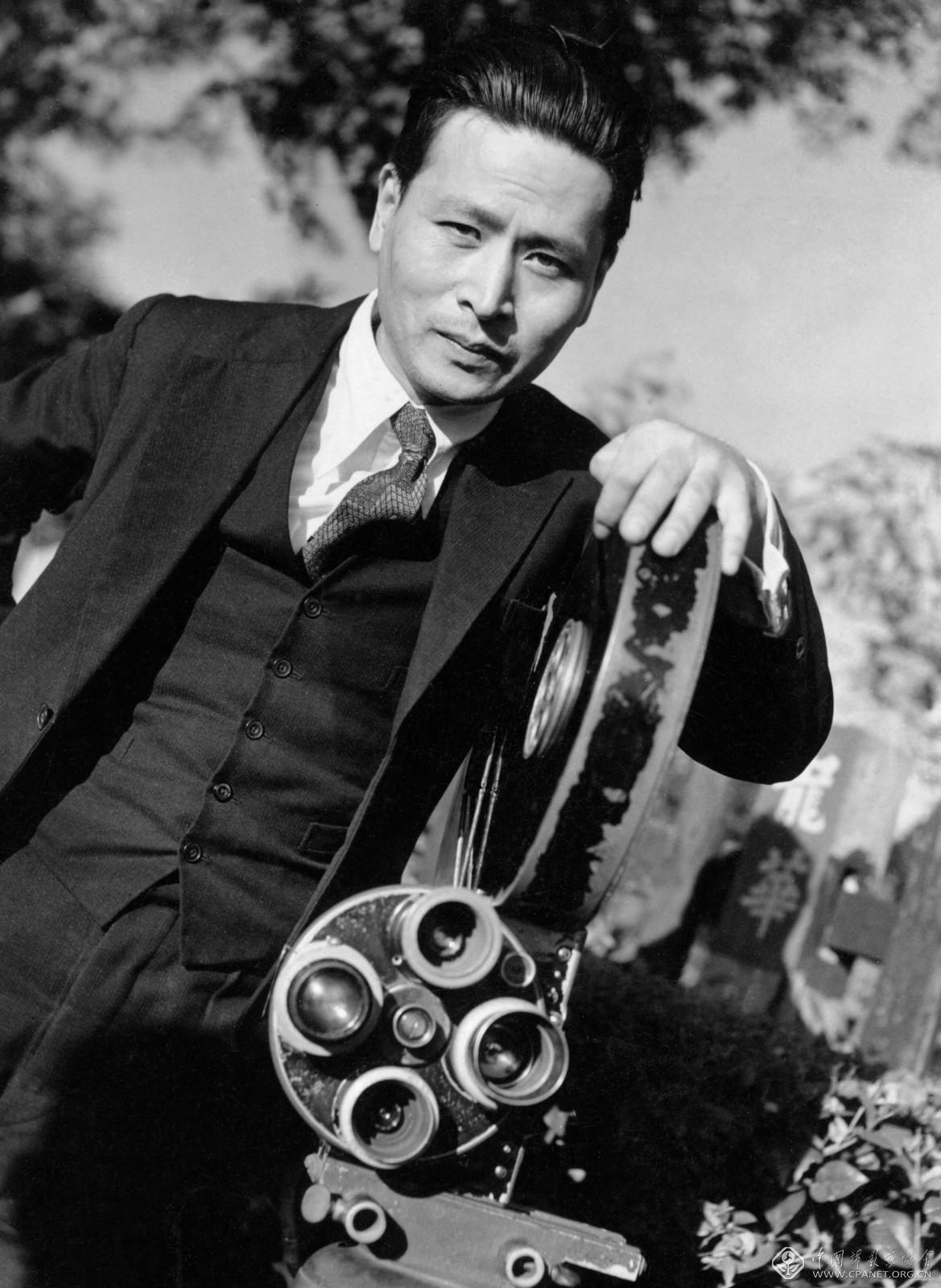 1937年，吴印咸在拍摄电影《马路天使》。.jpg