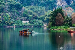 黄佩强 《江上人家》