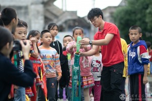 兰肖梅  《边关儿童学科学》组照