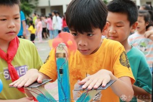 兰肖梅  《边关儿童学科学》组照
