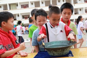 兰肖梅  《边关儿童学科学》组照