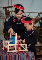 任小婴 《学习壮锦》组照