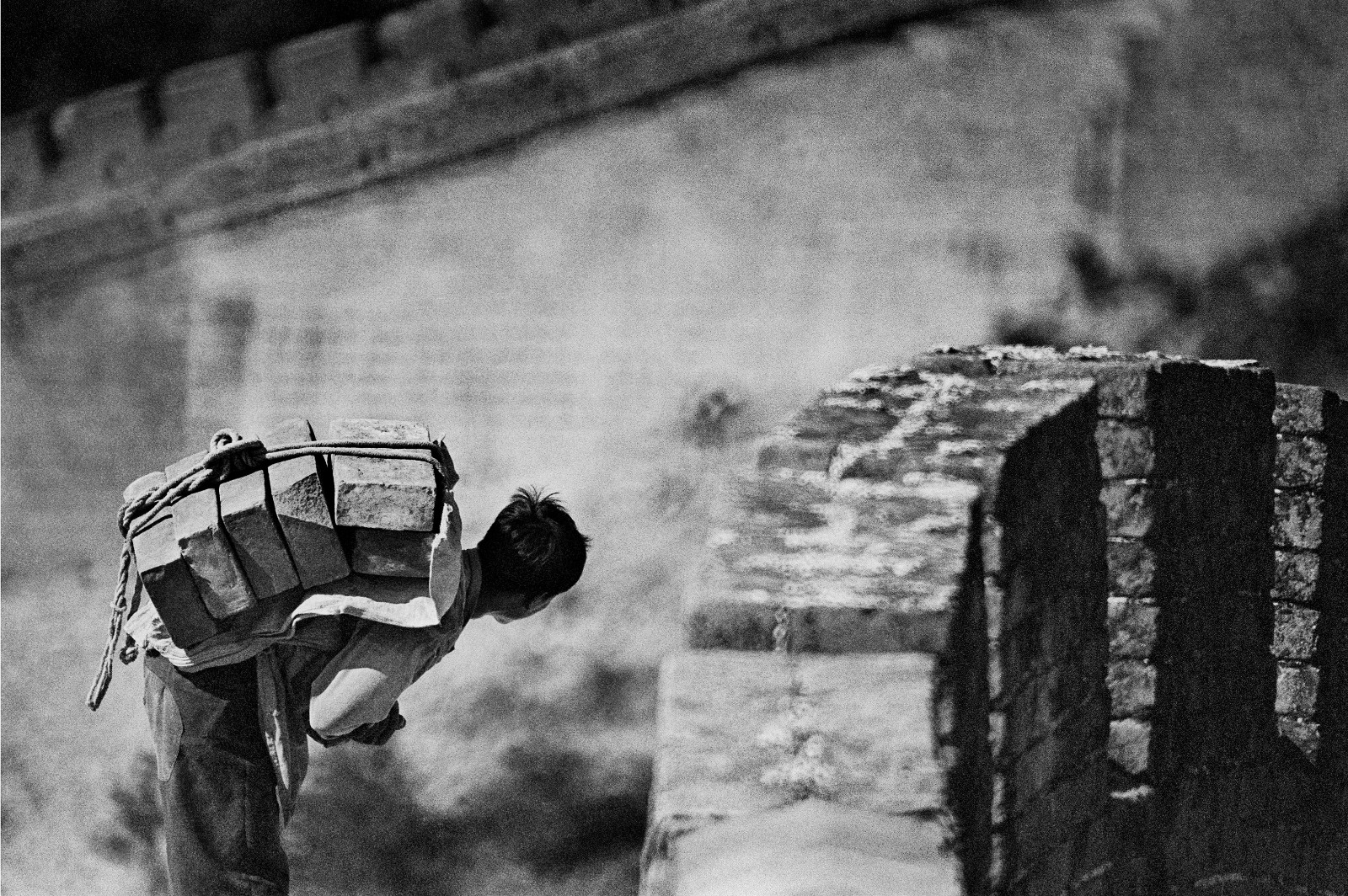 04、《重修长城》 1984年 北京八达岭---王文澜.jpg