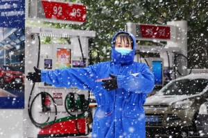 《北京冬奥,我们加油》(组图)  高君摄/北京石油   图3:《雪绒花》 2021年11月7日,北京地区降下暴雪,降雪量为多年罕见。北京石油快洁加油站,女加油员在暴雪中坚守岗位,热情服务。