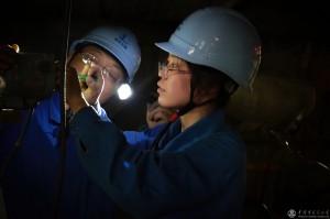 《工作中最美的模样》一位新入职的女工正在师傅指导下认真专注地进行流量计检测。 周晓晨摄/仪征化纤