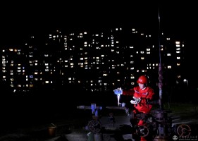 《身后是万家灯火》举家团圆夜,一位江汉油田采油女工还在油区忙碌着。熊保国摄/江汉油田