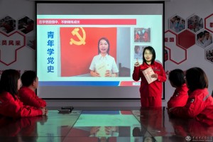 《青年学党史》胜利油田优秀青年人才、“三八”红旗手魏旭正在带领大家学党史。   孙艳红(女)摄/胜利油田