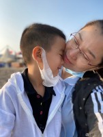 《最长情的是陪伴》 工程建设者长期外地施工,两年来能在家呆的日子屈指可数。2020年,从石化工程建设工地回到家,十建公司32岁的大型项目部控制经理崔健和年幼的儿子温情相拥。于洋摄/十建公司