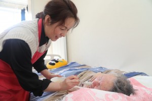 《大爱无声》 胜利油田女工邢彦敏30多年来,用自己的诚心、真心、孝心悉心照顾失去生活自理能力的母亲,2016年,她的家庭被评为“山东省文明和谐职工家庭”,2021年,邢彦敏荣获“山东好人”称号。纪青海摄/胜利油田