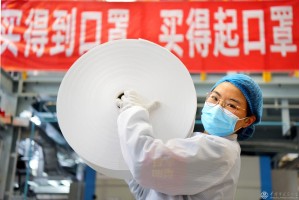 《一切为了口罩》 2020年疫情暴发,仪征化纤青年女职工刘叶毅然推迟婚礼,参与到熔喷布项目建设项目中。刘玉福摄/仪征化纤