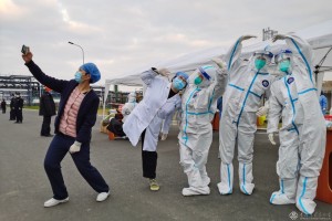 《任务完成啦》2021年12月浙江宁波镇海区疫情防控升级,镇海炼化的志愿者们完成基地疫情防控任务后开心合影。 陆小军摄/镇海炼化