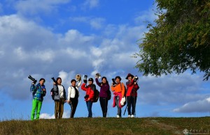 《快乐的摄影班学员》 中原油田老年大学摄影班的女学员占三分之二以上,她们从油田不同的岗位退休后来到摄影班学习摄影,丰富了退休后的精神生活。王新民摄/中原油田