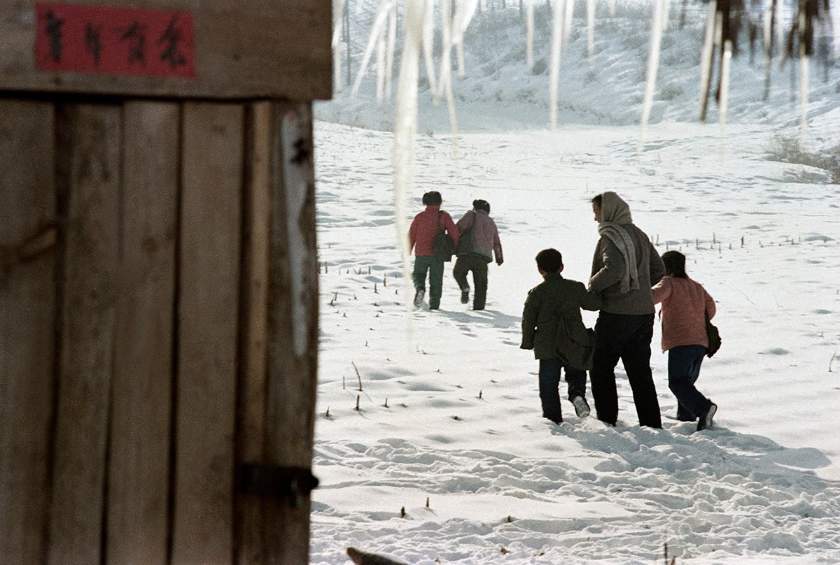 1983年新賓《上學(xué)路上》.jpg