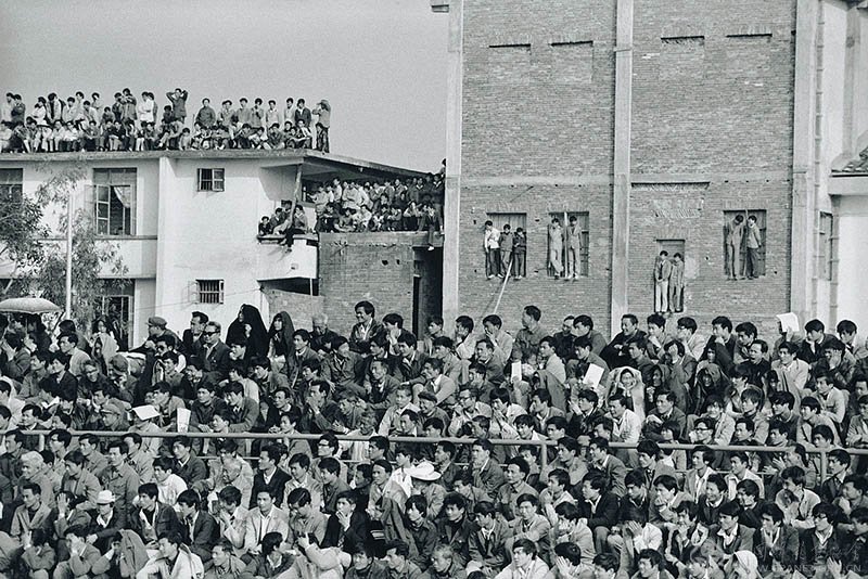 1981年梅县看足 球赛的人们b2-a2-p001zg009182.jpg