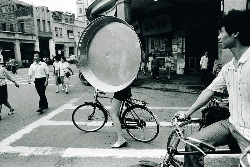 1986年广州背大锅盖的骑车人k1-b2-p001zg009338.jpg