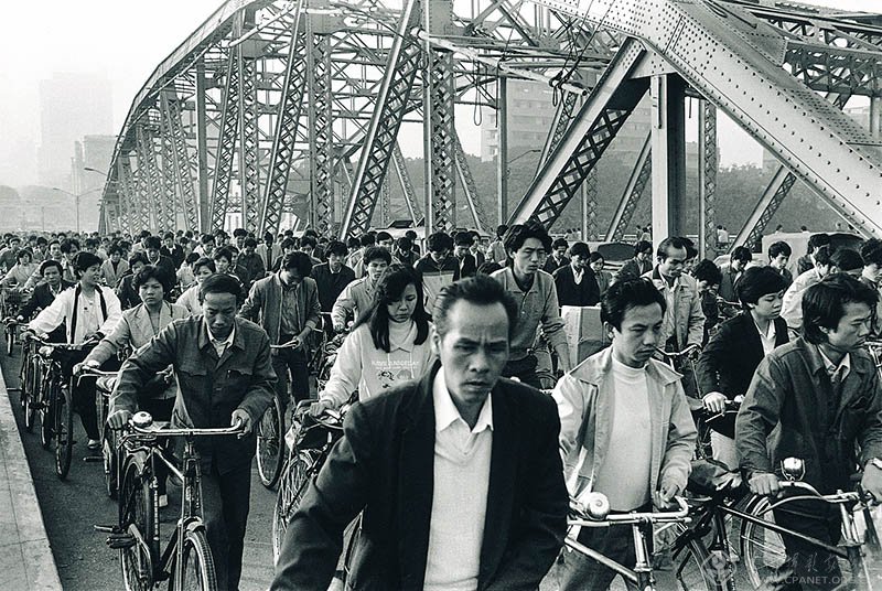 1983年广州海珠桥上班的人流k1-b1-p001zg009337.jpg