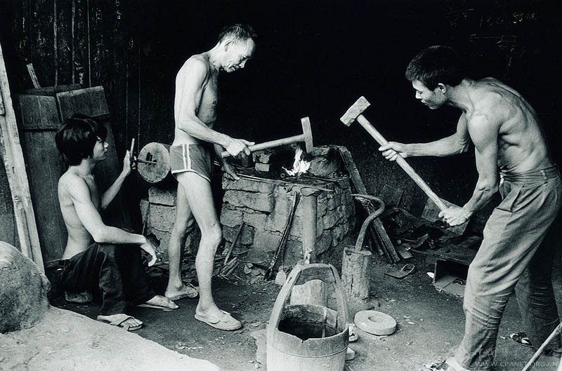 1992年桂林漓江 边的铁匠铺k1-c2-p001zg009232.jpg