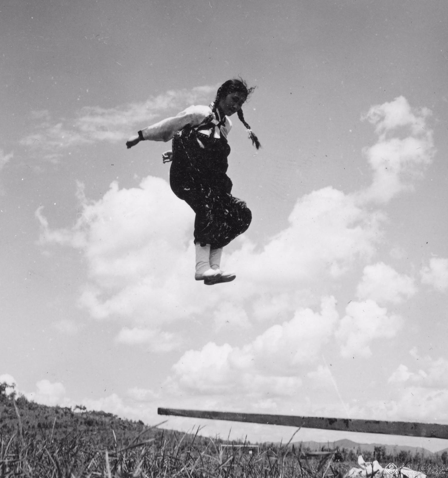 1959年－第三届全国摄影艺术展览－跳板－石少华 摄.jpg