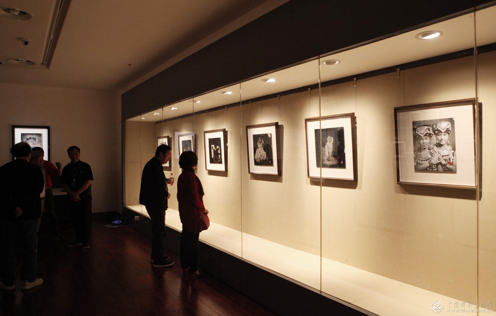 “弄戏——王岳君古法湿版摄影作品展”现场.jpg