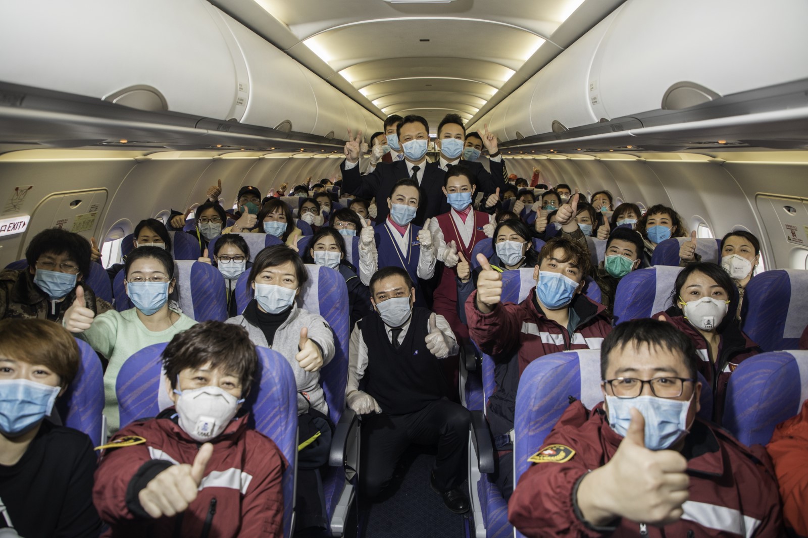 陈松——2020年2月2日第二批医疗队乘坐南航CZ5241航班前往湖北武汉抗击疫情，飞机上医疗队员和机组一同为武汉加油为祖国加油。.jpg