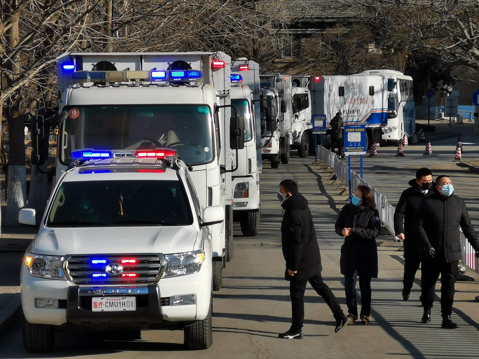 2月4日，由6辆救援特种车辆和1辆指挥车及49名队员组成的辽宁省国家紧急医学救援队出发，驰援湖北。杨靖岫 摄影.jpg