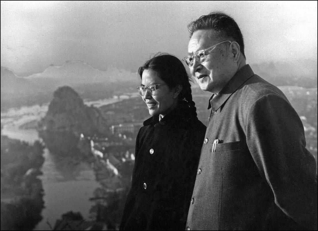 吴筑清陪同父亲在桂林采风拍摄（1973年）.jpg