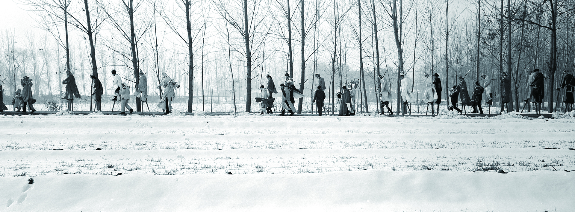 2014 年 2 月 14 日，长垣余家乡正月的一场雪，乡亲们穿着喜庆的服装走在田野里。罗勇 摄.jpg