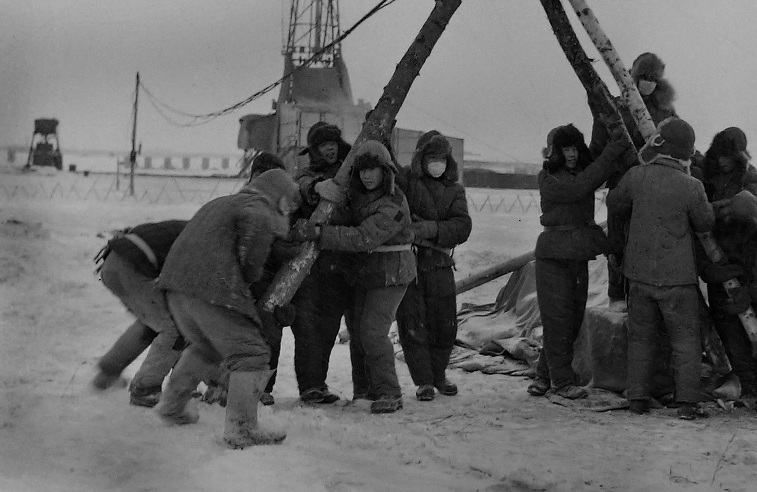 1966年1月，黑龙江大庆，冒严寒架设临时动力线的工人。.jpg