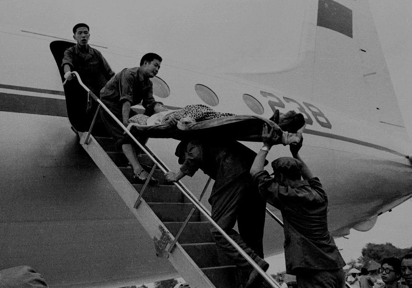 1976年8月初，河北唐山机场，解放军官兵转移地震中救出的重伤员。1976年7月28日，唐山发生特大地震，造成重大人员伤亡。.jpg
