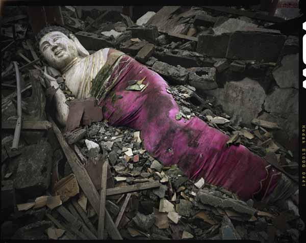 展览作品:摄影家陈锦在那些倒塌于汶川地震的佛像面庞中观想到了人